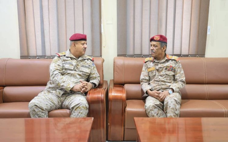 قائدي المنطقتين العسكريتين الأولى والثانية يبحثان تطورات الأوضاع الأمنية والعسكرية بمحافظة المهرة ويُقِران عدداً من الإجراءات العاجلة