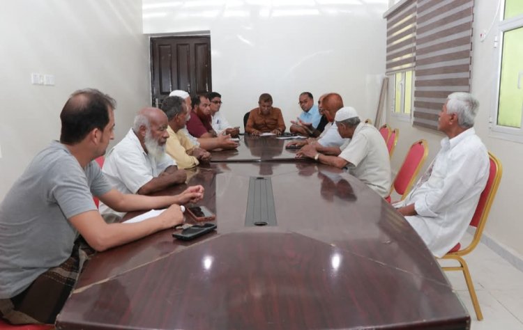 المدير العام لمديرية الشحر يناقش مع مؤسسة المياه اسباب انقطاعات المياه عن حارة الخير