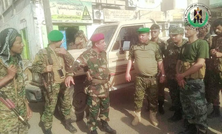 حملة مشتركة للحزام الامني والسلطة المحلية لرفع الباعة المتجولين والسيارات المخالفة في سوق زنجبار