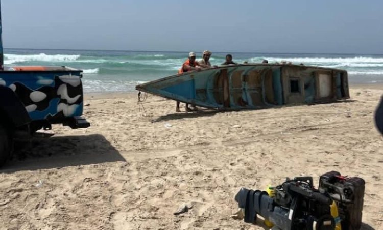 خفر السواحل بحضرموت ينقذ مواطنًا وقاربه بعد تعرضه للانقلاب قبالة ساحل المكلا