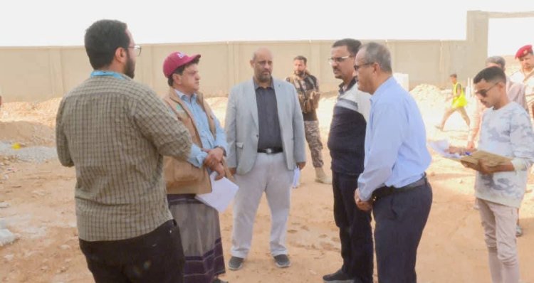الأمين العام لمحلي حضرموت يطّلع على نسبة الإنجاز في مشروع مركز الصادرات السمكية بحضرموت