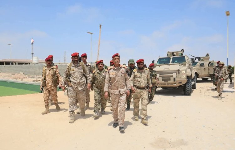 قائد المنطقة العسكرية الثانية يصل مدينة "الغيضة" للوقوف على تطورات الأوضاع الأمنية والعسكرية فيها
