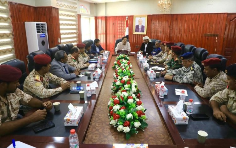 محافظ المهرة يترأس اجتماع اللجنة الأمنية ويشيد بتضحيات الجيش والأمن