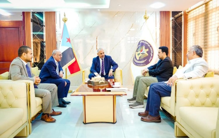 الرئيس الزُبيدي يتفقد سير العمل ومستوى الانضباط الوظيفي بهيئات المجلس الانتقالي