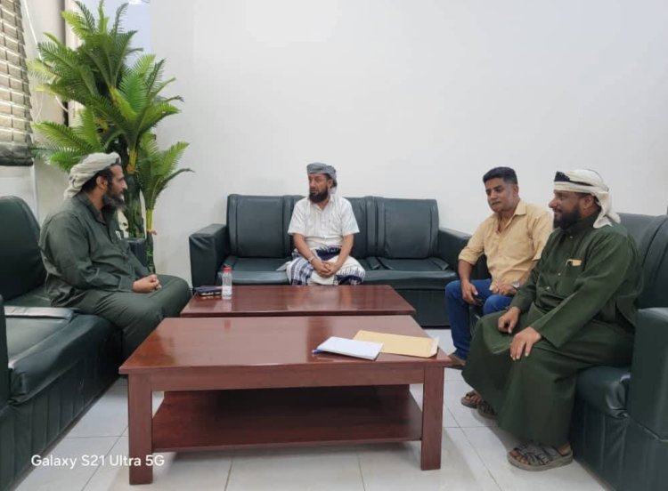مدير دائرة العلاقات العامة بالحزام الأمني يبحث مع نائب وزير الأوقاف ومدير صندوق النظافة بعدن سبل التعاون المشترك