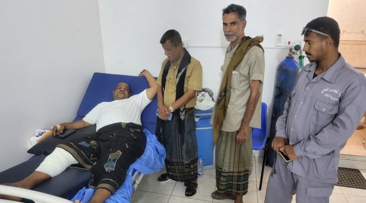 مدير عام الشحر يطمئن على صحة الرائد السعدي بعد إجراءه لعملية جراحية ناجحة