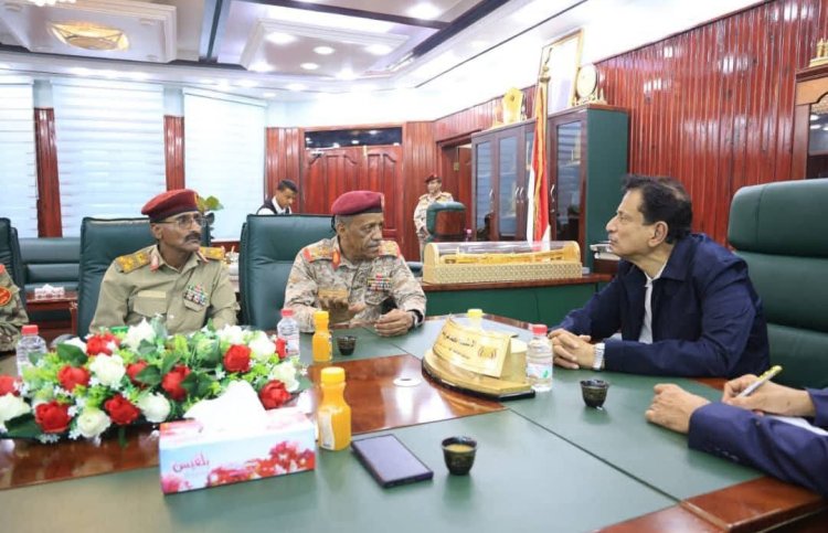 محافظ المهرة وقائد المنطقة العسكرية الثانية يبحثان مستجدات الأوضاع الأمنية والعسكرية بالمحافظة