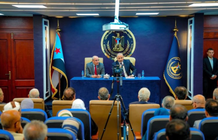 الرئيس الزُبيدي يرأس اجتماعاً موسعاً لقيادات المجلس الانتقالي الجنوبي