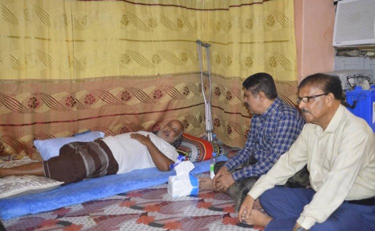 رئيس تنفيذية انتقالي حضرموت يطمئن على صحة المناضل خالد الصبيحي بالمكلا