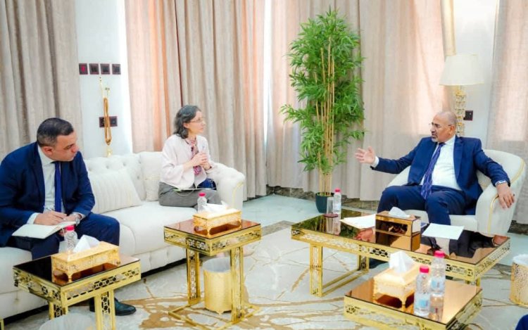 الرئيس الزُبيدي يبحث مع سفيرة فرنسا تطورات المشهد السياسي والاقتصادي في البلاد