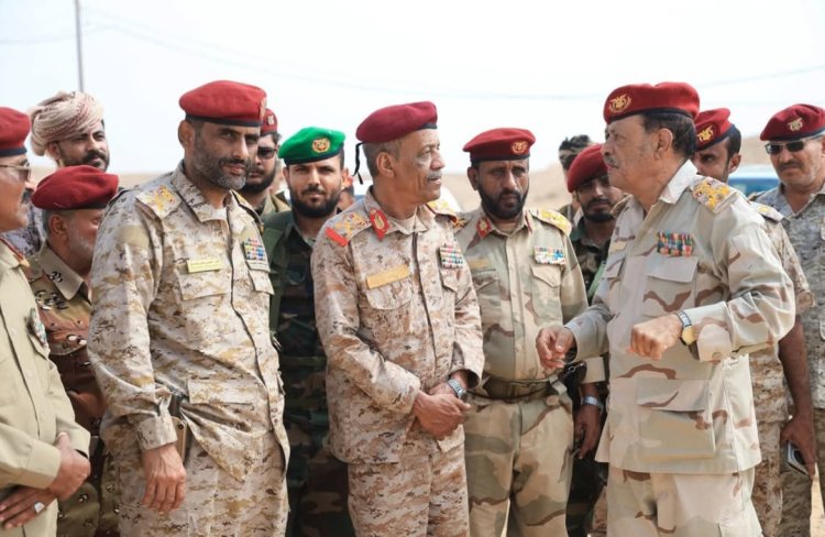 مؤكداً دعم المنطقة العسكرية الثانية الكامل لمحور الغيضة العسكري.. قائد المنطقة العسكرية الثانية يتفقد معسكر قيادة محور الغيضة وفرع الشرطة العسكرية والمدرسة القتالية بالغيضة