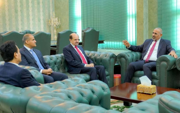 الرئيس الزُبيدي يطّلع من وزير الخارجية على سير عمل البعثات الدبلوماسية