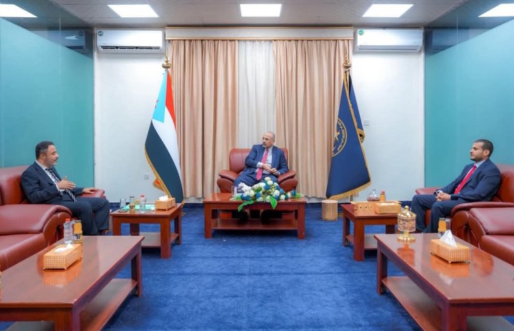 الرئيس الزُبيدي يطّلع على سير عمل الهيئات التنفيذية للمجلس الانتقالي بمحافظة أبين