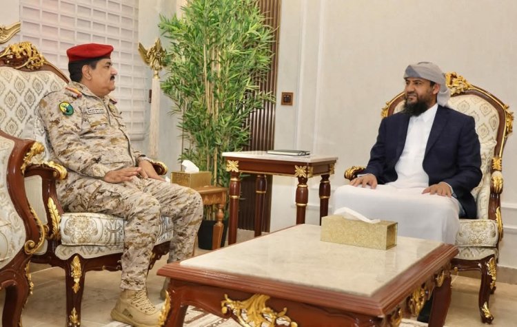 المحرّمي يناقش مع وزير الدفاع مستجدات الأوضاع العسكرية وتعزيز القدرات الدفاعية