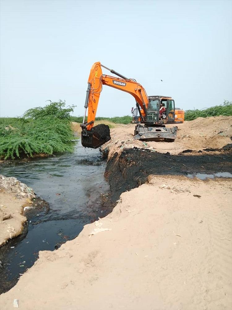 مدير مياه أبين يسارع إلى حل مشكلة مسجد حي سواحل بزنجبار