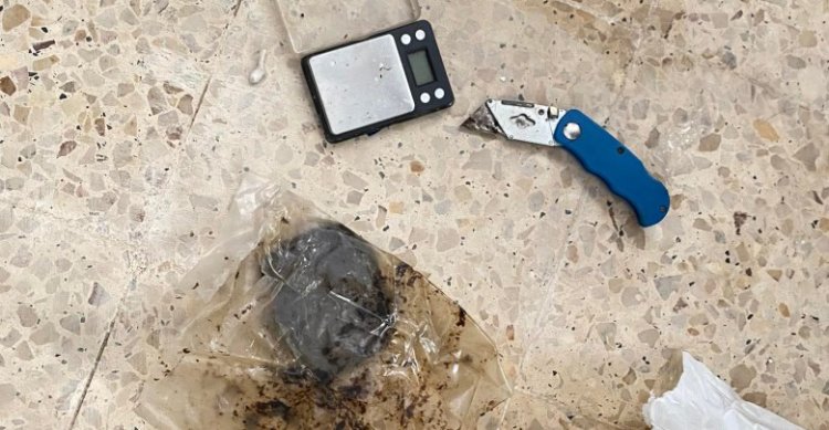 مكافحة المخدرات تضبط مروجاً للحشيش والشبو المخدر وتداهم منزله.