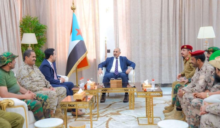 الرئيس الزبيدي يرأس اجتماعاً موسعاً بقيادة قوات دفاع شبوة