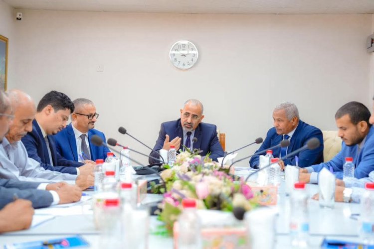 الرئيس الزُبيدي يتفقد سير الأعمال الجارية لإعادة تشغيل مصافي عدن