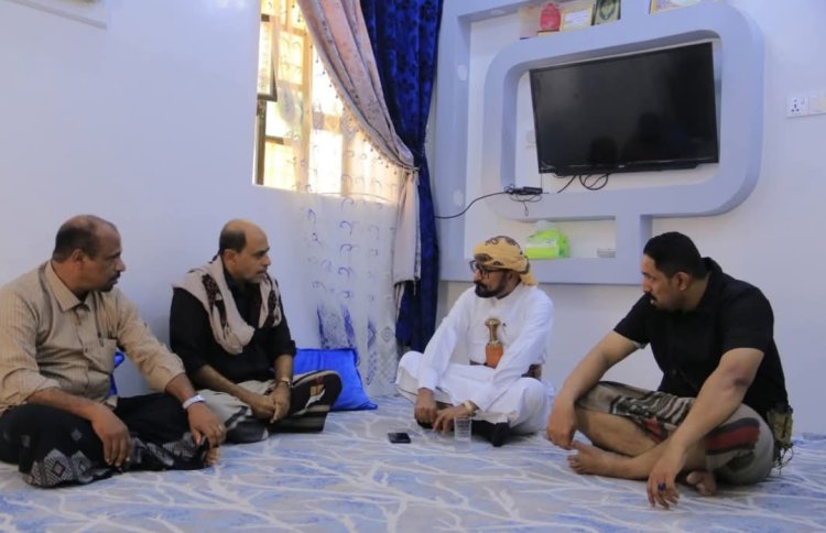 مدير امن وشرطة مديرية شبام يرافق مدير العام مديريه شبام فلهوم للاطمئنان على صحة مدير فرع المؤسسة المحلية للمياه والصرف الصحي بالمديرية