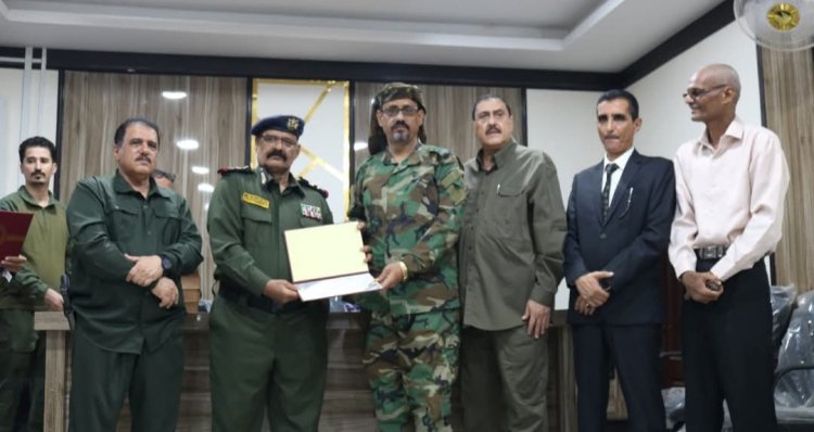 مدير أمن العاصمة عدن يكرّم كوادر أمنية وإعلامية وشخصيات رسمية لدورهم في مكافحة المخدرات.