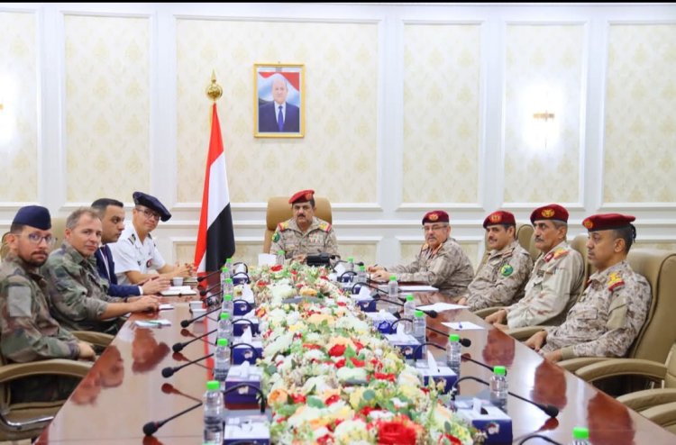 وزير الدفاع يبحث مع الملحق الفرنسي مستجدات الأوضاع الميدانية