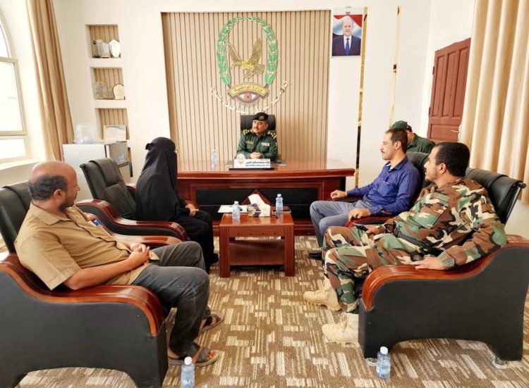 مدير عام شرطة شبوة يبحث التنسيق والتعاون مع مجموعة أصدقاء القانون الدولي الإنساني .