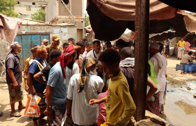 انتقالي أبين يتفقد سوق حراج الأسماك بمدينة زنجبار