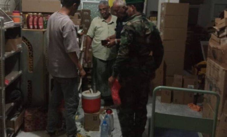 مكتب الصناعة والتجارة يضبط مخزنًا يزوّر تواريخ إنتاج مواد تجميل بالعاصمة عدن