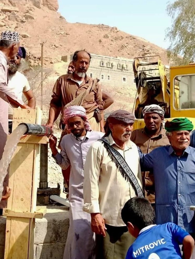 برعاية دولة رئيس الوزراء ومحافظ شبوة.. تشغيل البئر الارتوازي بقرية الثجة في مديرية عرماء