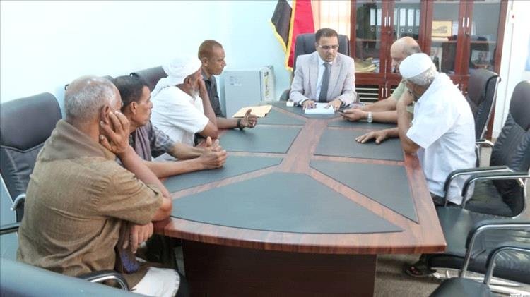 الأمين العام لمحلي حضرموت يبحث احتياجات شريحة الصيادين بمدينة الريدة وأهمية إنشاء كاسر أمواج لحمايتهم خلال المتغيرات المناخية