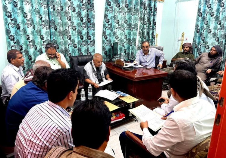 لجنة المناقصات بمحافظة شبوة تستعرض عطاءات مناقصة توريد الأدوية لمركز الأورام