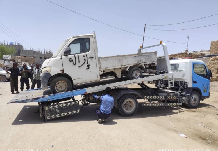 السلطة المحلية بمديرية عتق تستأنف حملة تنظيف الشوارع من السيارات المهملة