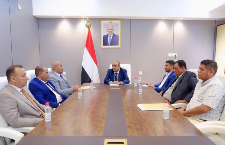 رئيس الوزراء يلتقي محافظ سقطرى ويؤكد دعم الحكومة لجهود السلطة المحلية