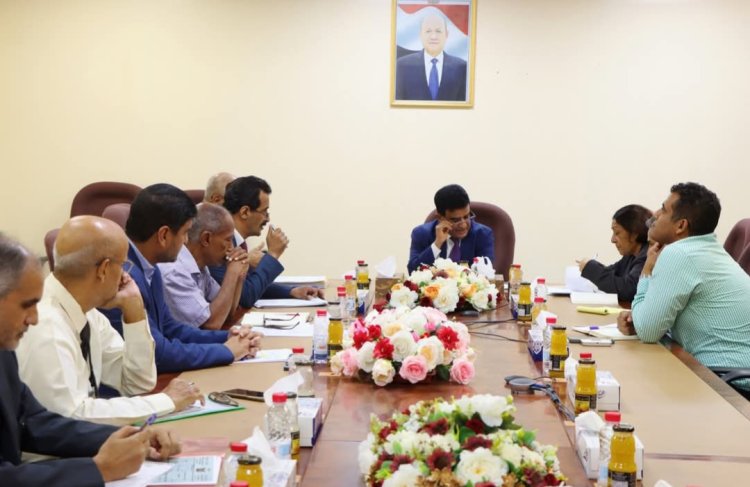 وزير النفط والمعادن يبحث مع ممثلة لجنة العقوبات الأممية تداعيات توقف التصدير