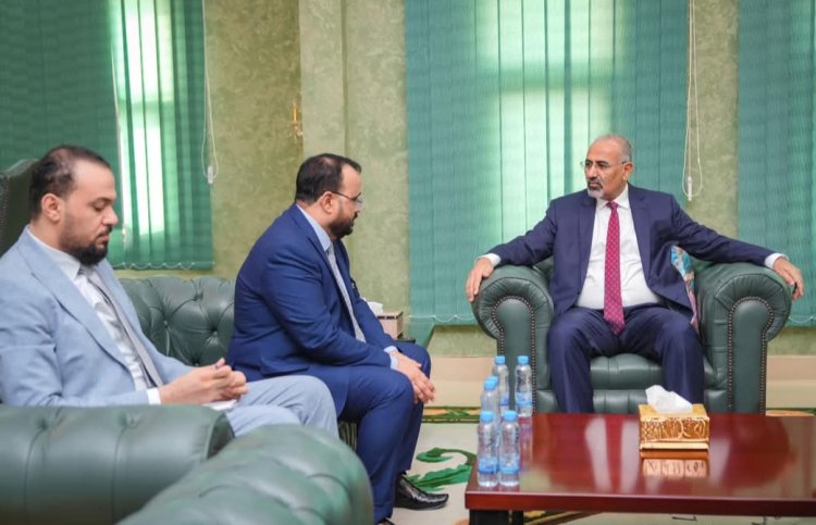 الرئيس الزُبيدي يطّلع على سير عمل وزارة الأشغال ويشدد على أهمية استكمال مشاريع صيانة الطرق الرئيسة