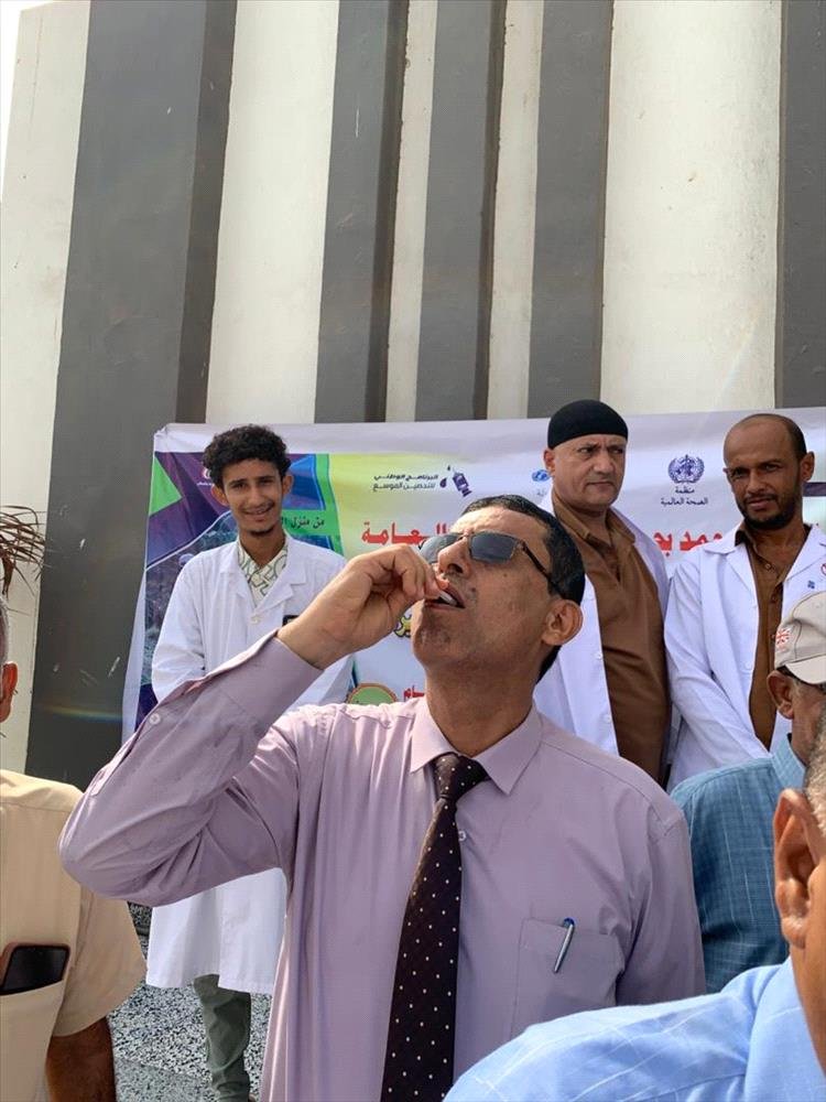 مدير عام مكتب الصحة العامة والسكان بلحج يدشن حملة التحصين ضد مرض الكوليرا بمديرية تبن