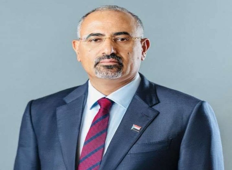 الرئيس الزُبيدي يُعزّي الدكتور عيدروس اليهري بوفاة والدته