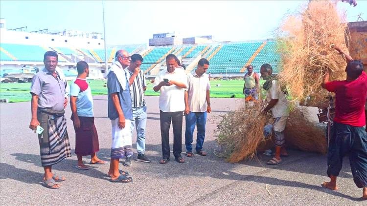 مدير مكتب الشباب والرياضة بلحج يدشن حملة نظافة لساحة وصالات ملعب معاوية