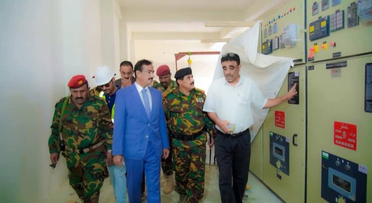 محافظ شبوة  يتفقد سير العمل في مشاريع خدمية بمدينة عتق ويشيد بدعم الأشقاء في دولة الإمارات