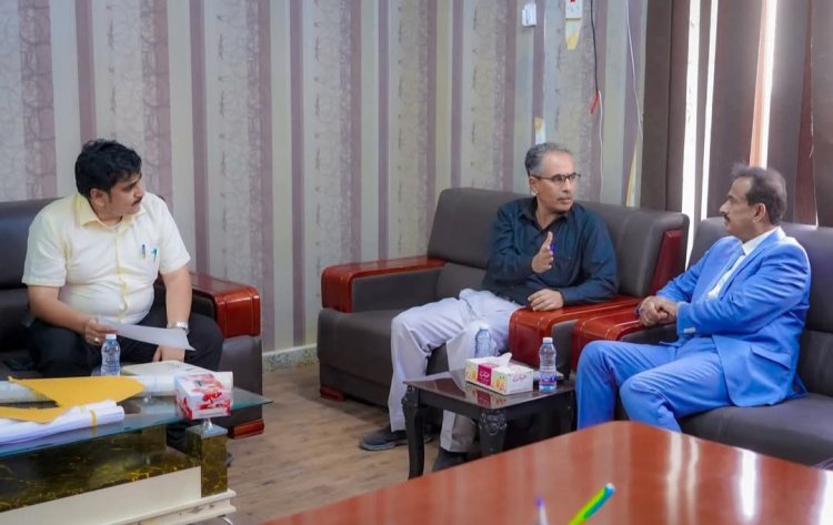 محافظ شبوة يناقش مستوى الأداء الخدمي والتخطيط الحضري في مدينة عتق