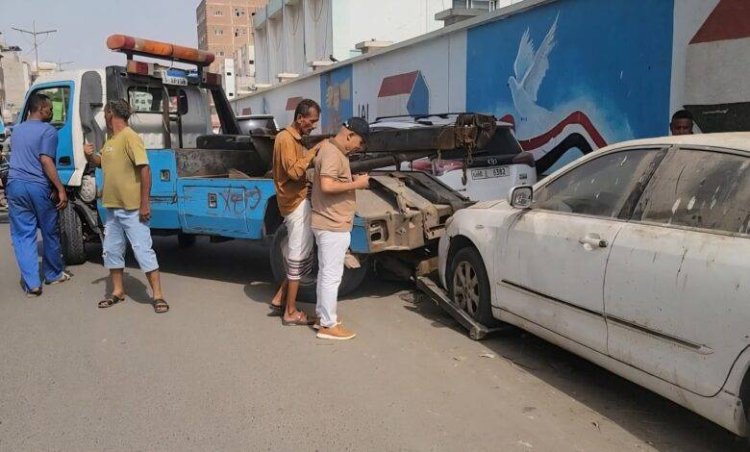 استمرار حملة رفع السيارات المتهالكة من شوارع مديرية المنصورة بالعاصمة عدن