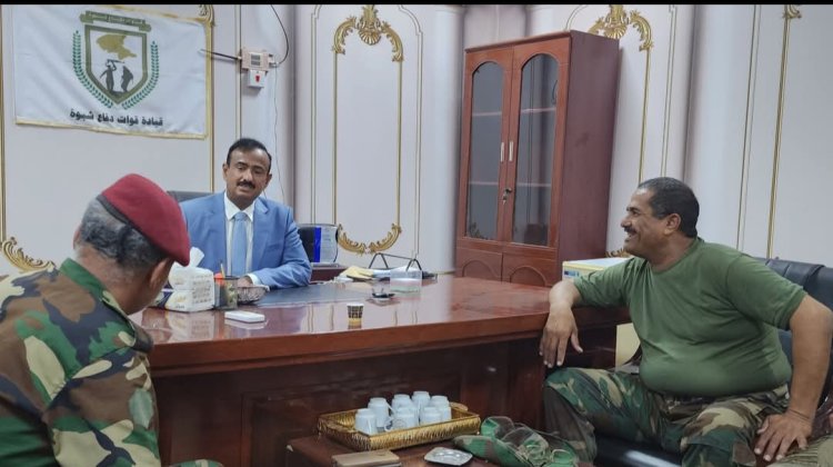 محافظ شبوة الشيخ عوض ابن الوزير يزور القيادة العامة لقوات دفاع شبوة ويشيد بدورها البطولي