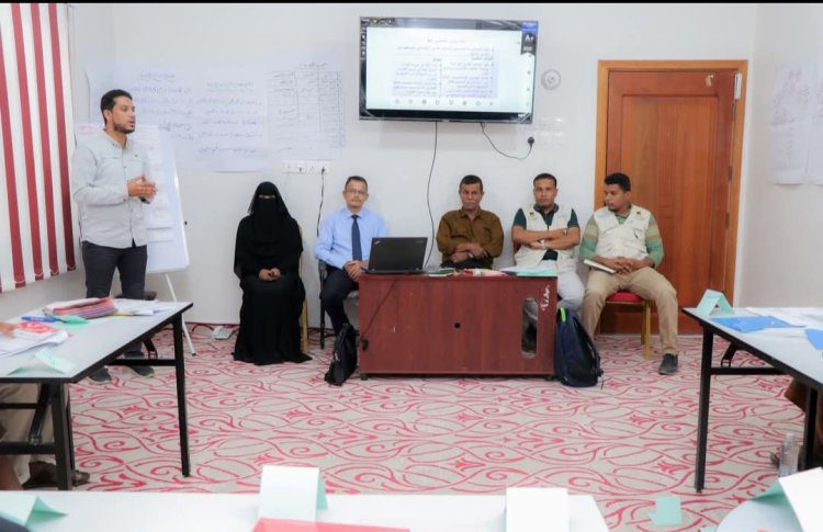 المدير العام لمديرية الشحر يختتم الدورة التدريبية لمشروع تدريب بناء القدرات في مجال تغيير السلوك الاجتماعي للجان المجتمعية بالمديرية