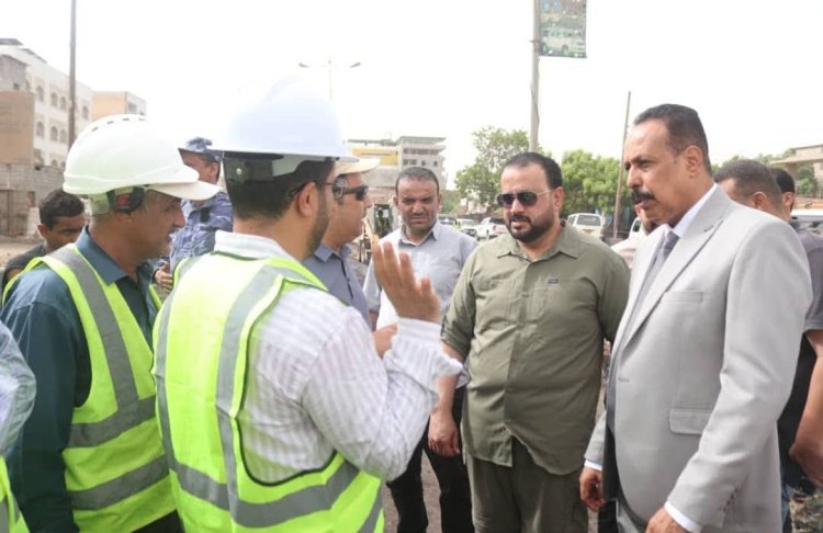 وزير الأشغال يتفقد مشروع إعادة تأهيل طريق دوار الملعب - جولة السيلة بعدن