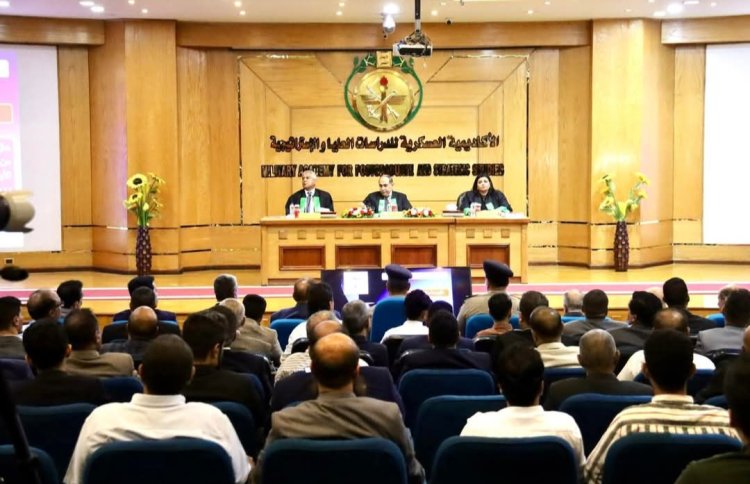 وزير النقل يهنئ وزير الدفاع لحصوله على الدكتوراه مع مرتبة الشرف الأولى من الأكاديمية العسكرية في مصر