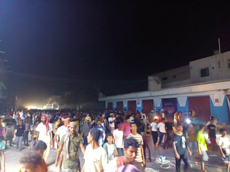 ظاهرة غاضبة بمديرية غيل باوزير تنديدا بسوء الخدمات وانقطاع الكهرباء