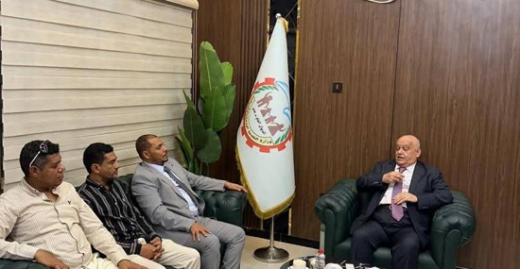 وزير الخدمة المدنية يلتقي محافظ سقطرى ويؤكد أولوية أبناء الأرخبيل في التوظيف العام ومعالجة جوانب القصور الإداري