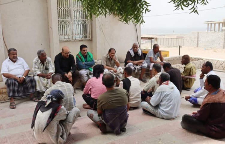 العميد المحمدي يلتقي رؤساء اللجان المحلية بمراكز المكلا ويؤكد أهمية الاصطفاف الشعبي وتنظيم الاحتجاجات