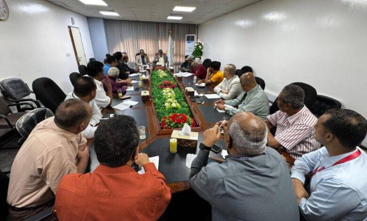 رئيس هيئة الطيران المدني يعقد اجتماعاً أمنياً رفيعاً بمطار عدن الدولي لتعزيز الجاهزية ومنع أي اختلالات أمنية