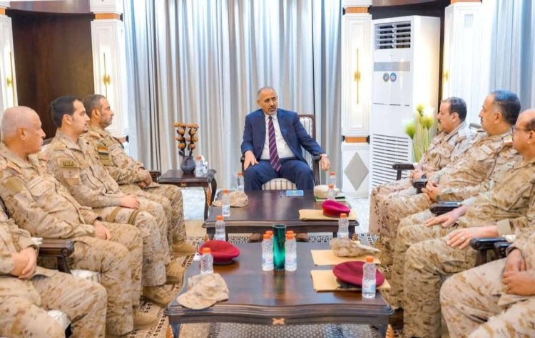 الرئيس الزُبيدي يترأس اجتماعًا لرئاسة هيئة الأركان العامة وعدد من هيئات ودوائر وزارة الدفاع